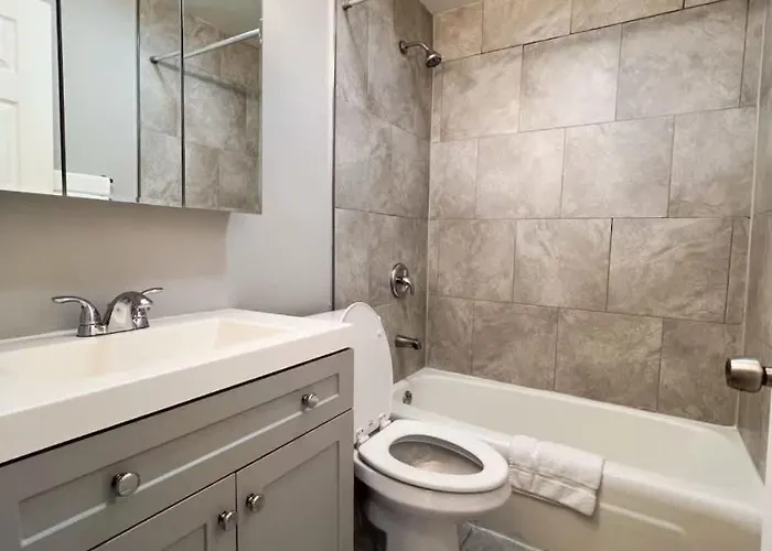 Modern 1br Free Parking Spot Apartment *